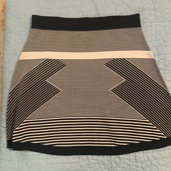 🌺 2 for $23 🌺 Olive & Oak Knit Mini Skirt-Black & White Geometrical Design - Picture 3 of 8